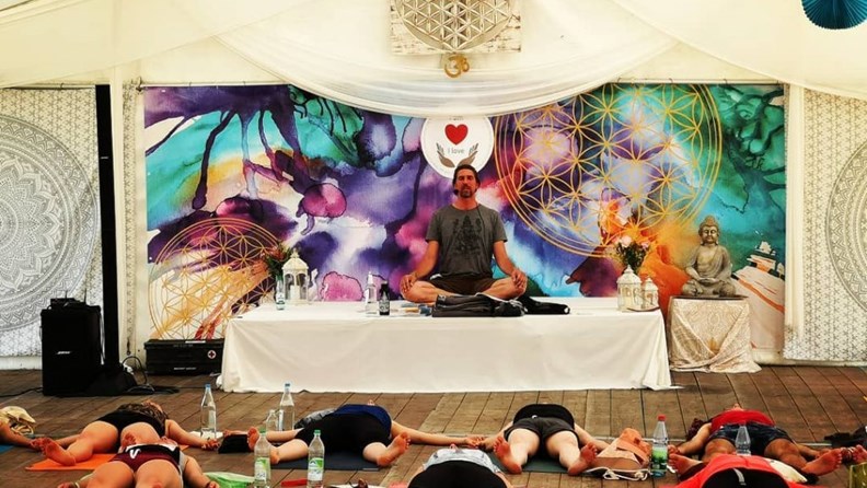 Yoga Nidra Ausbildung: Eine 12-wöchige Reise zur persönlichen Entwicklung - FindeDeinYoga.org