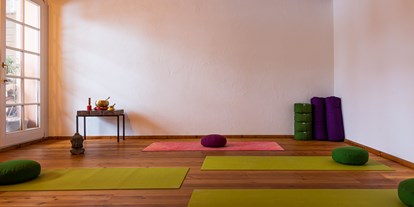 Yogakurs - vorhandenes Yogazubehör: Decken - Grafrath - mein kleines Yoga Atelier  - Yoga mit Simone