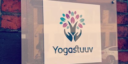 Yogakurs - vorhandenes Yogazubehör: Yogagurte - Soltau - Türschild an der Straße. Hier seid ihr richtig! - Yogastuuv