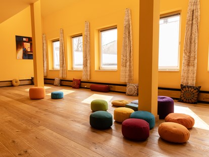 Yogakurs - vorhandenes Yogazubehör: Sitz- / Meditationskissen - Ananda Yoga Potsdam im Haus Lebenskraft - Ananda Yoga Potsdam