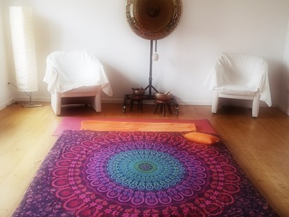 Yogakurs - vorhandenes Yogazubehör: Sitz- / Meditationskissen - Massageritual "Liebende Berührung"  - Ananda Yoga Potsdam