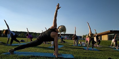 Yogakurs - Ambiente: Große Räumlichkeiten - Friedrichsdorf (Hochtaunuskreis) - Power Yoga Vinyasa, Pilates, Yoga Therapie, Classic Yoga