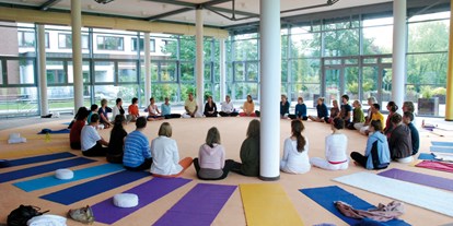 Yogakurs - Ausstattung: Yogashop - Teutoburger Wald - Yogaraum "Ananda" im Haus Shanti - Yoga Vidya e.V.