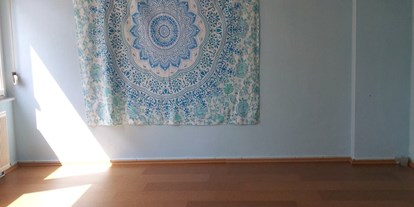 Yogakurs - vorhandenes Yogazubehör: Yogablöcke - Wiesbaden - Ein Blick in meinen Yoga-Raum in Budenheim - Dörthe Hortig Yoga