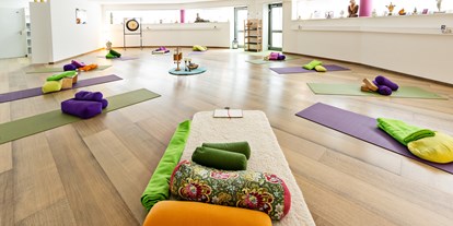 Yogakurs - Bayern - In 2 wöchentlichen Kursen geht es im Ois is Yoga um Yoga und Krebs.
Die Kurse sind geschlossen, so dass die Teilnehmenden sich sicher fühlen und entspannen. In speziell für Menschen mit Krebserfahrung ausgerichteten Stunden, machen wir gemeinsam den Kopf frei und handeln, statt nur behandelt zu werden. - Yoga und Krebs (YuK)