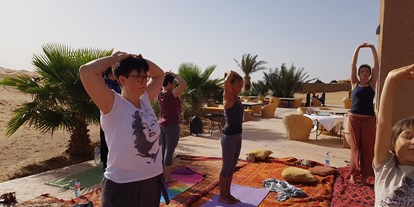 Yogakurs - Erreichbarkeit: gute Anbindung - Sachsen-Anhalt - Yogastunde mit Blick auf die Wüste während der Reise durch die Sahara 2018  - Yogaschule Devi