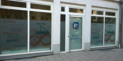 Yogakurs - Karlsfeld - Eingang Yogastudio Einatmen Ausatmen München - 148 Ausatmen.Einatmen