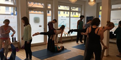 Yogakurs - Kurse für bestimmte Zielgruppen: Kurse für Unternehmen - München Schwabing-Freimann - Schüler beim Acroyoga in München im Yogastudio Einatmen Ausatmen - 148 Ausatmen.Einatmen