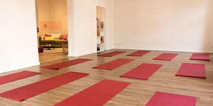 Yogakurs - Yogastil: Yin Yoga - Leverkusen - Unser heller, freundlicher Kursraum #2 - Sunny Mind Yoga