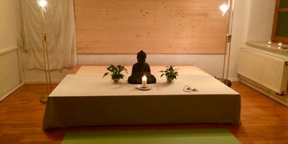 Yogakurs - Ambiente: Große Räumlichkeiten - Oberbayern - Yogaraum in Straußdorf - Raum des Herzens - Entspannung, Gesundheit, Meditation mit Yoga & Ayurveda