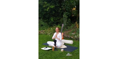 Yogakurs - vorhandenes Yogazubehör: Decken - Niederrhein - Kundalini Yoga und Breathwalk in Dormagen
