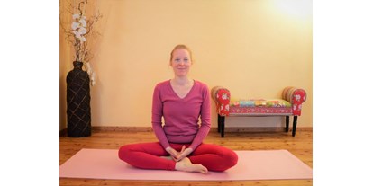 Yogakurs - spezielle Yogaangebote: Einzelstunden / Personal Yoga - Wienerwald Süd-Alpin - Clara Satya im Meditationssitz - Faszien-Yoga in Gainfarn/Bad Vöslau