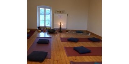 Yogakurs - Kurse für bestimmte Zielgruppen: Kurse für Unternehmen - Holsthum - Karuna Yoga, Yogaraum vorbereitet für eine Meditation

ruhiger, lichtdurchfluteter Raum im Grünen

Dusche, Umkleidezimmer, Toiletten vorhanden - Karuna Yoga