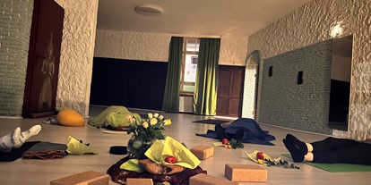 Yogakurs - Kurse für bestimmte Zielgruppen: Kurse nur für Frauen - Saarland - Yogakurs in großzügigen Räumen - Hatha Yoga kassenzertifiziert 8 / 10 Termine