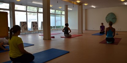 Yogakurs - Kurssprache: Französisch - Meditation im Mittelpunkt - Hatha Yoga 