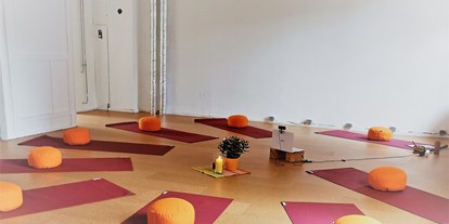 Yogakurs - vorhandenes Yogazubehör: Stühle - Wetzlar - Hatha-Yoga Präventionskurse
