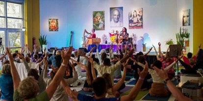 Yogakurs - Räumlichkeiten: Turnhalle / Messehalle / Saal - Yoga Vidya Musikfestival 9.-12.5.2024