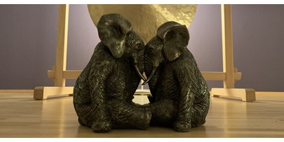 Yogakurs - vorhandenes Yogazubehör: Decken - Köln Kalk - Meditierende Elefanten - Kundalini Yoga in Bergisch Gladbach mit James