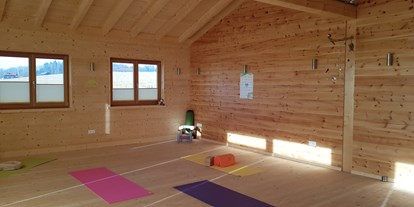 Yogakurs - Art der Yogakurse: Offene Kurse (Einstieg jederzeit möglich) - Ostbayern - Mondholz Yoga Raum - Mondholzyoga  Claudia Eichinger in Aidenbach