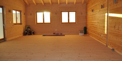 Yogakurs - vorhandenes Yogazubehör: Yogamatten - Aidenbach - Mondholzyoga  Claudia Eichinger in Aidenbach