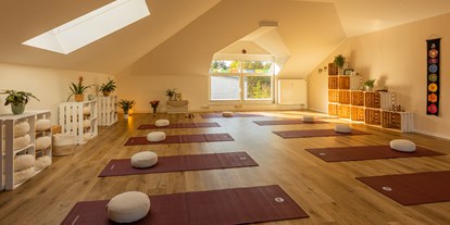 Yogakurs - vorhandenes Yogazubehör: Sitz- / Meditationskissen - Essen - Raum für Begegnung