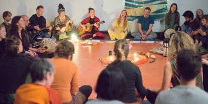 Yogakurs - vorhandenes Yogazubehör: Meditationshocker - Deutschland - Mantra Singkreis