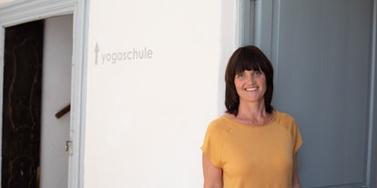 Yogakurs - Ausstattung: Yogabücher - Deutschland - Ingrid, Schulleitung - Yogalehrausbildung BDY - Krankenkassen anerkannt 