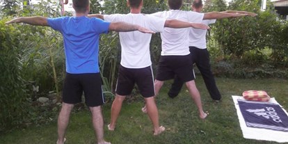 Yogakurs - vorhandenes Yogazubehör: Yogamatten - Männer-Yogastunde im MediYogaGarten! - Gesundheit für Männer - MediYogaSchule (c)