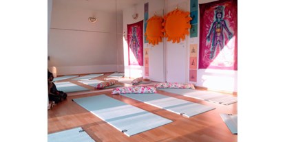 Yogakurs - vorhandenes Yogazubehör: Stühle - Pfalz - MediYogaSchule (c) Innenraum - Gesundheit für Männer - MediYogaSchule (c)