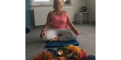 Yogakurs - vorhandenes Yogazubehör: Stühle - Deutschland - SO HAM - das bin ich - Beate Haripriya Göke