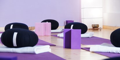 Yogakurs - Art der Yogakurse: Offene Yogastunden - München Maxvorstadt - Matten, Decken, Blöcke, Sitzkissen, Gurte und Pilatesbälle finden sich kostenlos im Yogaraum - ZEN-TO-GO Yoga