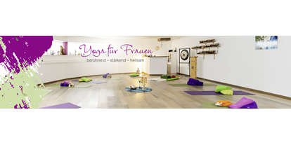 Yogakurs - geeignet für: Anfänger - Das moderne Yogastudio bietet eine wunderbare entspannte Atmosphäre in einem Halbrund. Es ist mit Allem ausgestattet, um dich tief in die Entspannung fließen zu lassen.  - Heilsame Frauenauszeit im Ois is Yoga