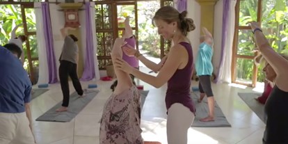 Yogakurs - vorhandenes Yogazubehör: Stühle - Much - Klassisches Hatha Yoga