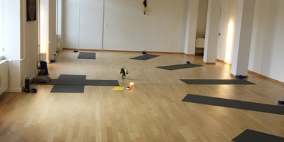 Yogakurs - Kurse für bestimmte Zielgruppen: Kurse für Dickere Menschen - Schweiz - Der Yoga Raum Yoga parenam - Yoga parenam