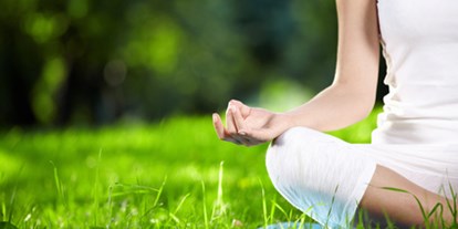 Yogakurs - Yogastil: Yin Yoga - Neukirchen-Vluyn - WIRKUNG DES YOGA:  

Yoga steigert nicht nur das Körperbewusstsein, sondern kann auch stressbedingte Störungen des Körpers wie z.B. Bluthochdruck, Kopfschmerzen, Rückenschmerzen oder Magenbeschwerden verbessern. Auch psychische Störungen wie Schlafstörungen, innere Unruhe, Ängste und Depressionen können durch Yoga gelindert werden. Zudem ist eine körperbetonte Yoga-Praxis ein Weg zu einem schönen und durchtrainierten Körper. 

Die Bewegungsabläufe und Yogaübungen helfen Körperbewusstsein zu entwickeln und den Körper zu reinigen, zu stärken und in Harmonie zu bringen. Yoga hilft, die Energie in uns zu erfahren, zu spüren und zu lenken. Somit kann alles, was im Körper aus dem Gleichgewicht gebracht wurde, was blockiert und geschwächt ist, positiv beeinflusst werden. Standfestigkeit, Flexibilität, Zentrierung, Kraft, Ausdauer und Balance werden geschult. 

Auf viele Menschen hat Yoga eine beruhigende und ausgleichende Wirkung. Die harmonisierende und positive Wirkung des Yoga ist erwiesen und in vielen wissenschaftlichen Studien dokumentiert. Selbst wenn man Yoga nur wenig praktiziert, ist schon sehr bald diese angenehme Wirkung zu spüren. - Sabine Cauli   Yoga & Klang - Wege zur Entspannung