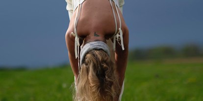 Yogakurs - Online-Yogakurse - Felsberg Beuern - Billayoga: Hatha-Yoga-Flow in Felsberg, immer freitags 18 Uhr