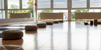 Yogakurs - vorhandenes Yogazubehör: Decken - Leipzig - Kiwayo - Yoga für Kinder und Erwachsene