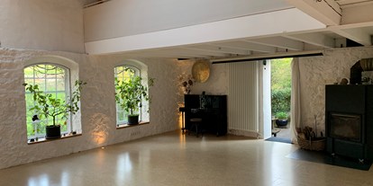Yogakurs - geeignet für: Anfänger - Wuppertal Cronenberg - Yogaraum Bausmühle Übungsfläche mit Kamin - Yogakurs in der Bausmühle Solingen
