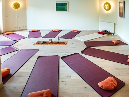Yogakurs - vorhandenes Yogazubehör: Sitz- / Meditationskissen - Eine intensive Reise durch die 7 Chakren mit Heilyoga nach Jeannette Krüssenberg