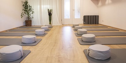Yogakurs - vorhandenes Yogazubehör: Stühle - Köln - Hatha Yoga mit Claudia