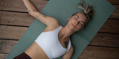 Yogakurs - vorhandenes Yogazubehör: Yogablöcke - Kärnten - Twisting Roots Yoga