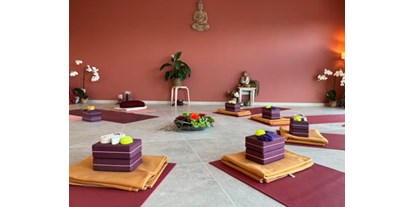Yogakurs - vorhandenes Yogazubehör: Decken - Friedrichsdorf (Hochtaunuskreis) - Yoga Cara Studio - Yoga Cara