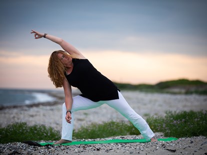 Yogakurs - Inhalte für Zielgruppen: Ältere Menschen - Anja Steinmetz Yoga, Side Warrior Asana - 200Std.+ Yogalehrer*innen & Resilienztrainer*innen Ausbildung