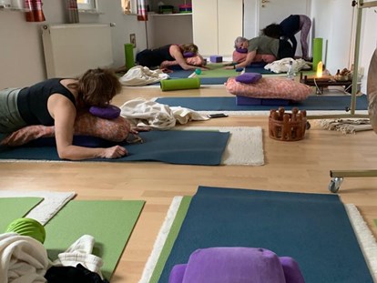 Yogakurs - vorhandenes Yogazubehör: Sitz- / Meditationskissen - Yin Yoga . ein sicherer Raum, in dem Menschen sich mit ihrem Körper und Geist verbinden können - Raum für TriYoga in Hanau CorinaYoga