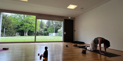 Yogakurs - spezielle Yogaangebote: Yogatherapie - Schwarzwald - Kursraum bis 10 Personen max - Hatha und Yin Yoga mit therapeutischem Ansatz