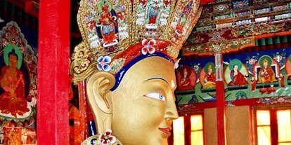 Yogakurs - vorhandenes Yogazubehör: Decken - Günzburg - Maitreya Statue in Leh, Indien. - Maitreya Yoga Schule