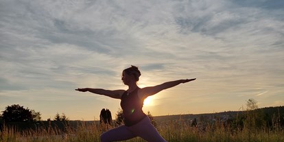 Yogakurs - Erreichbarkeit: gut mit dem Auto - Schifferstadt - Krieger II - Hatha Yoga - Präventionskurs - Birgit Schaz - PraxisBewusstSein