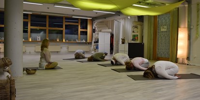 Yogakurs - Yogastil: Power-Yoga - Hamburg-Stadt Uhlenhorst - grosszügiger und heller Yogaraum - Yoga Feelgood