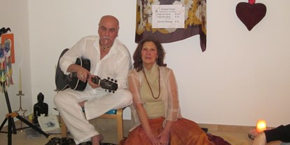 Yogakurs - vorhandenes Yogazubehör: Sitz- / Meditationskissen - Seligenstadt - Mantrasingen mit Vincenzo - Darshan Kaur Bergmann