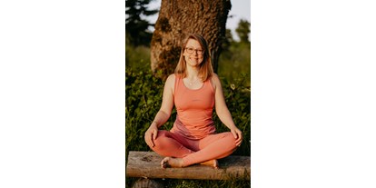 Yogakurs - geeignet für: Ältere Menschen - Hessen Süd - Carolin Seelgen YONACA Yoga | feel united